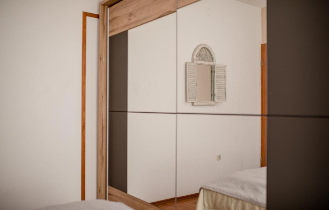 Apartments Vladimir 2836 Palit Exterior photo